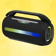 Bærbar sort HAVIT Bluetooth-højttaler med bærehåndtag, topkontroller, LED-lysbjælke og rund sidespeaker med farvet ring.
