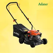 Adano plæneklipper med græsopsamler, sort stel og orange motorhus.