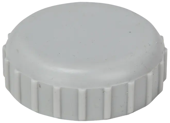 Hvid plastskruelåg med flad top og riflede sider for bedre greb. Velegnet til at lukke flasker eller beholdere tæt og nemt med hånden.