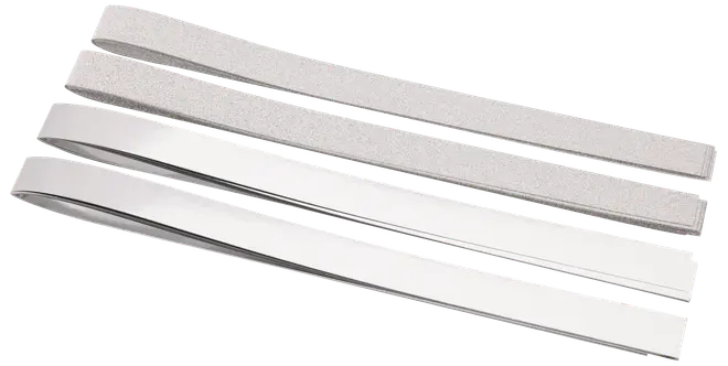 Sæt med fire lange, flade neglefile; to med hvid slibende overflade og to med glat, blank overflade. Perfekt til formning og polering af negle.