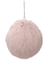 Rund julgranskula täckt av mjuk, ljusrosa fuskpäls med silverfärgat hänge, perfekt som mysig och trendig dekoration till granen eller festliga arrangemang.