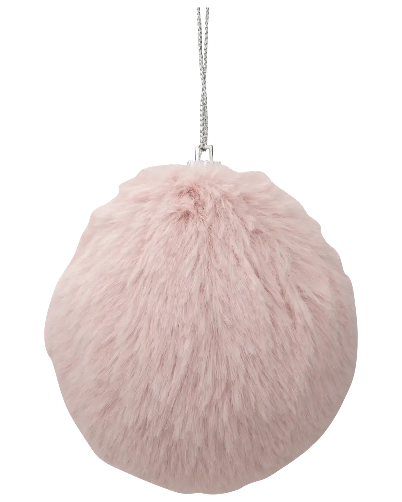 Rund julgranskula täckt av mjuk, ljusrosa fuskpäls med silverfärgat hänge, perfekt som mysig och trendig dekoration till granen eller festliga arrangemang.