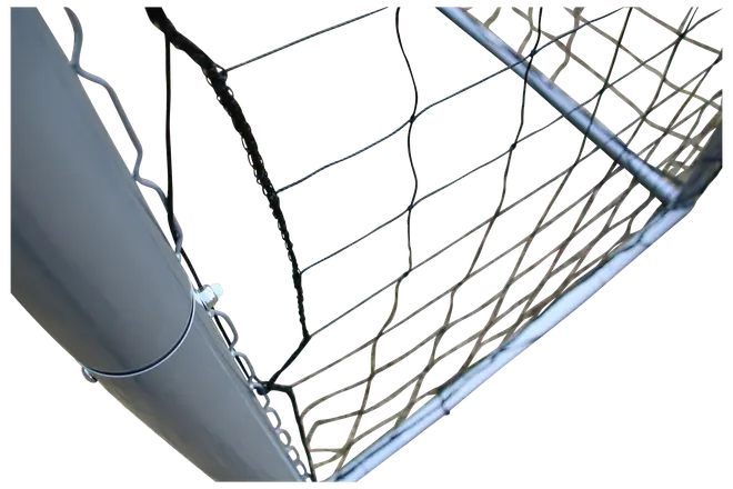 Metal fodboldmål med fastgjort net. Nettet er spændt op i en rektangulær ramme. Robust konstruktion egnet til udendørs sport og leg.