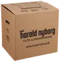 Stor brun pap flytte- og opbevaringskasse med håndtag, trykt med 'Harald Nyborg' logo og hjemmeside. Monteringsvejledning på toppen. Solid og velegnet til opbevaring.