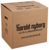 Stor brun pap flytte- og opbevaringskasse med håndtag, trykt med 'Harald Nyborg' logo og hjemmeside. Monteringsvejledning på toppen. Solid og velegnet til opbevaring.