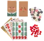 Adventskalender-pysselkit med bruna papperspåsar, festliga klistermärken, numrerade etiketter, dekorativa utskärningar och röda pompoms för personliga presentpåsar.