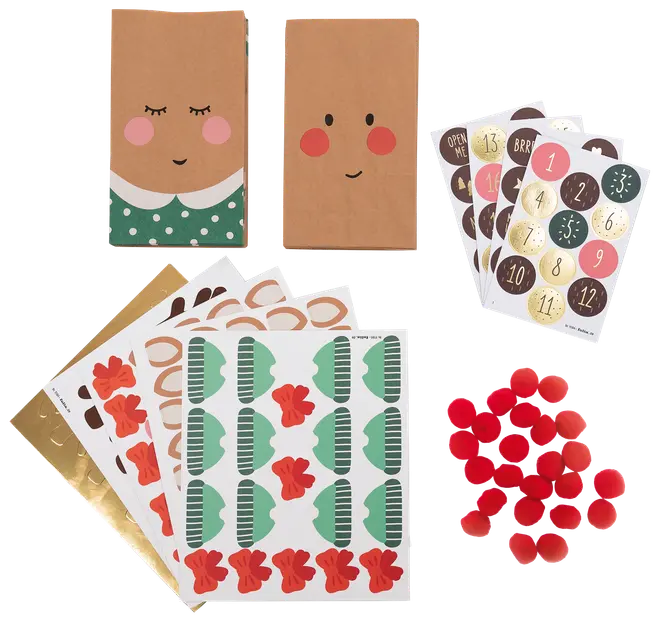 Adventskalender-pysselkit med bruna papperspåsar, festliga klistermärken, numrerade etiketter, dekorativa utskärningar och röda pompoms för personliga presentpåsar.