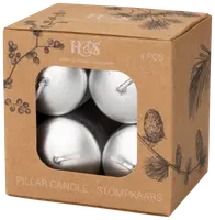 Sæt med fire sølvfarvede bloklys i en brun æske med naturmotiv og klar rude. Lysene er runde, metalliske og velegnede til dekoration eller fest.