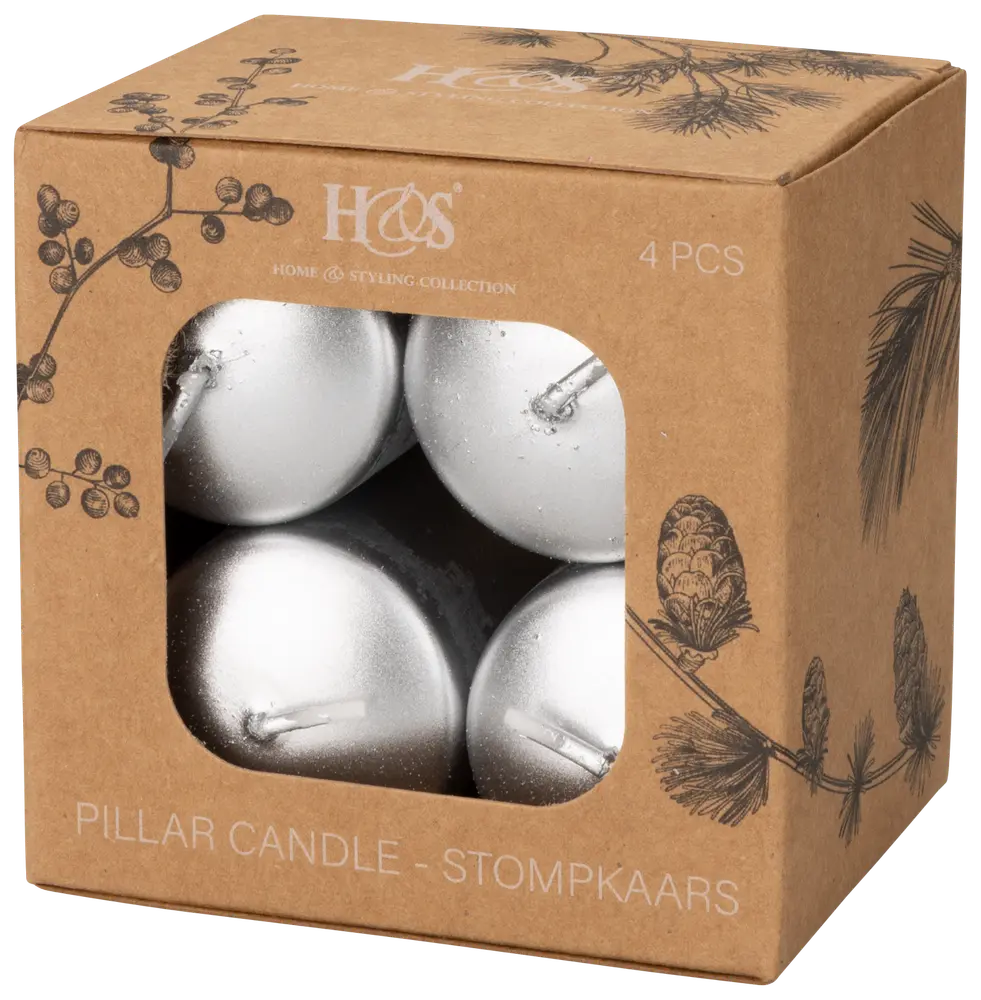 Sæt med fire sølvfarvede bloklys i en brun æske med naturmotiv og klar rude. Lysene er runde, metalliske og velegnede til dekoration eller fest.