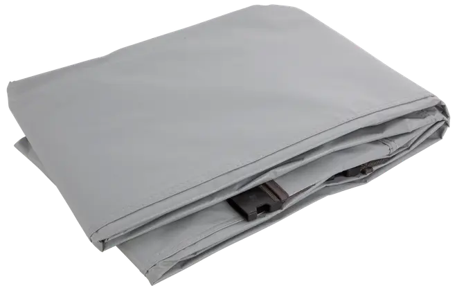 Sammenfoldet gråt beskyttelsesovertræk i slidstærkt, vejrbestandigt stof. Har forstærkede syninger og integrerede fastgørelsesstropper for sikker pasform til udendørsmøbler eller udstyr.