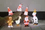 Uppsättning belysta juldekorationer med tomte, snögubbar, ren, pepparkaksgubbe och gås, tillverkade av genomskinligt material med inbyggda LED-lampor för inomhus- eller utomhusbruk.