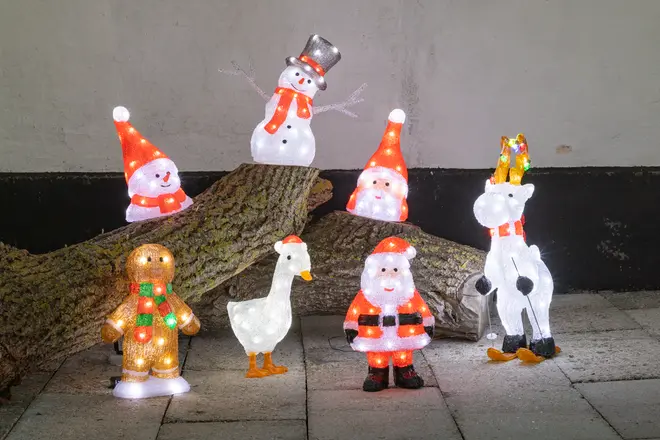 Uppsättning belysta juldekorationer med tomte, snögubbar, ren, pepparkaksgubbe och gås, tillverkade av genomskinligt material med inbyggda LED-lampor för inomhus- eller utomhusbruk.