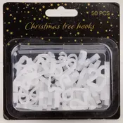 Förpackning med 50 vita plastkrokar för julgranen, S-formade, passar för att hänga dekorationer. Levereras i klar blisterförpackning med svart och guldstjärnor.