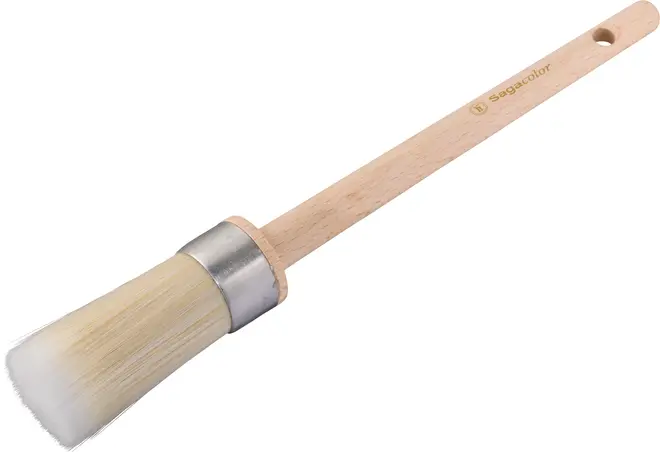 Rund pensel med lyse syntetiske børster, træhåndtag og metalbånd. Håndtaget har hul til ophæng. Velegnet til maling eller voksning.