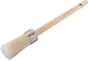 Rund pensel med lyse syntetiske børster, træhåndtag og metalbånd. Håndtaget har hul til ophæng. Velegnet til maling eller voksning.