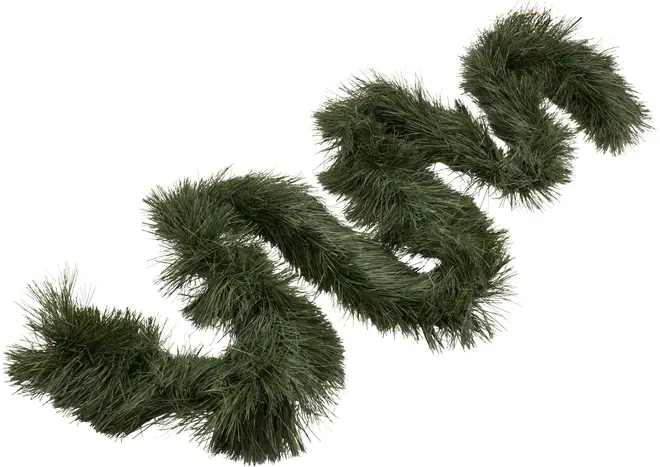 Konstgjord grön julgirlang med täta, fluffiga barr som liknar tall. Flexibel och tjock, passar för dekoration av spisar, trappor eller dörrar. Utan dekorationer eller ljus.
