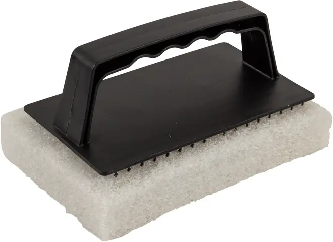Rektangulær skuresvamp med hvidt slibende skum og sort plastikhåndtag. Håndtaget har fingerfordybninger for et behageligt greb, ideel til rengøring af overflader.