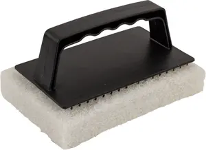 Rektangulär skrubbsvamp med vit slipande yta och svart plasthandtag. Handtaget har fingerfördjupningar för bekvämt grepp, perfekt för rengöring av ytor.