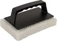 Rektangulär skrubbsvamp med vit slipande yta och svart plasthandtag. Handtaget har fingerfördjupningar för bekvämt grepp, perfekt för rengöring av ytor.