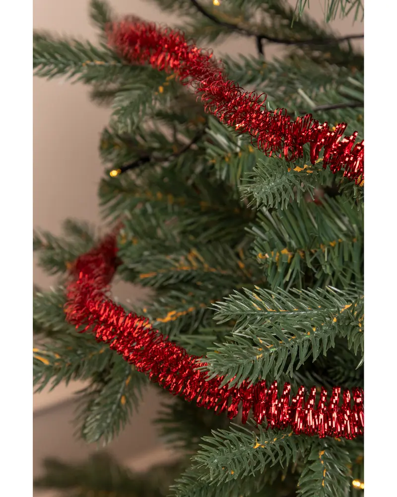 Röd glittrig girlang med metallisk yta, virad runt gröna konstgjorda grangrenar. Perfekt för julgransdekoration eller festliga arrangemang. Lätt och flexibel att forma.