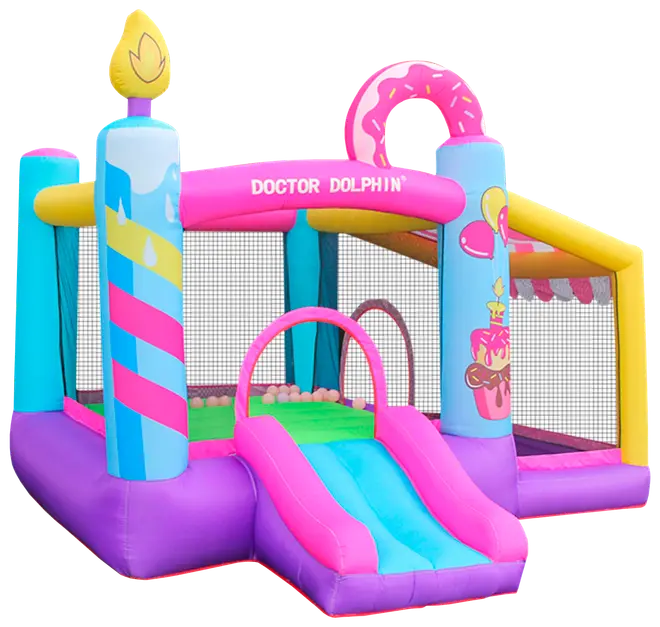 Farverigt oppusteligt hoppeborg med rutsjebane, donut- og lysdekorationer, net-sider for sikkerhed og sjove dessertmotiver. Perfekt til børnefødselsdage og udendørs leg.