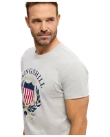 Herr t-shirt i ljusgrå med korta ärmar, stort "Kingshill Polo Club" emblem i marinblått, rött och gult på bröstet. Tillverkad av mjuk bomull.