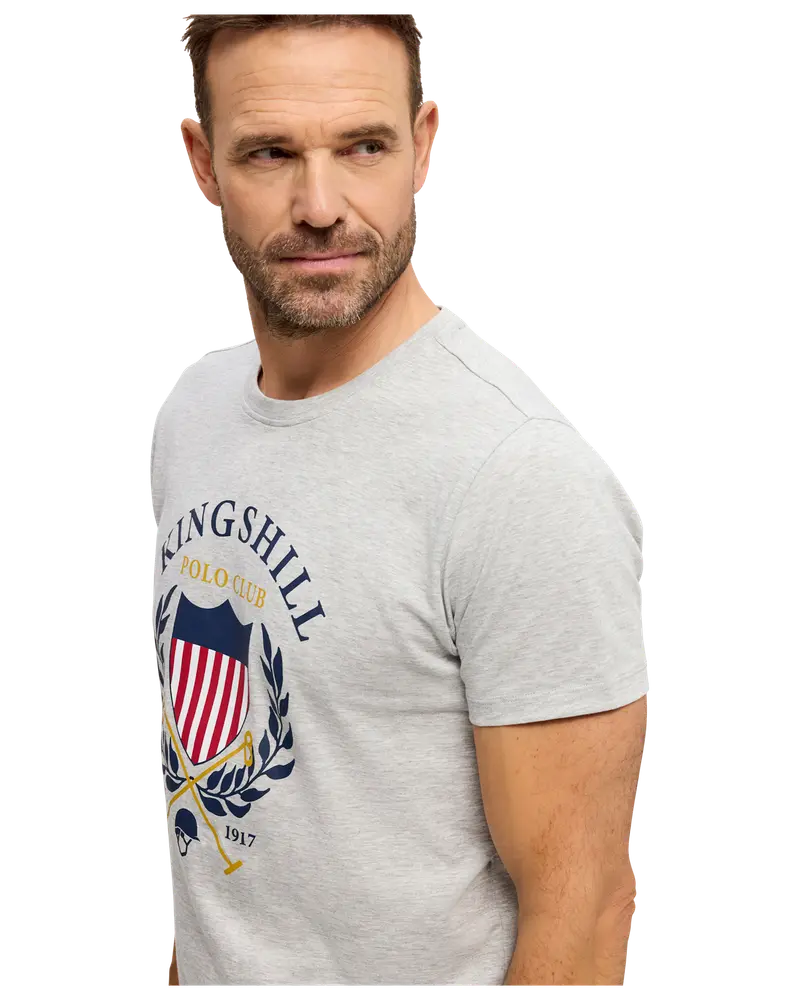 Herr t-shirt i ljusgrå med korta ärmar, stort "Kingshill Polo Club" emblem i marinblått, rött och gult på bröstet. Tillverkad av mjuk bomull.