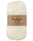 Nystan vitt akrylgarn, 50 gram, 150 meter. Omslutet av brun pappersetikett med prickar och produktinformation. Mjuk textur, passar för stickning eller virkning.
