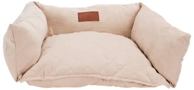Beige, vadderad husdjursbädd med tre upphöjda sidor och mjuk, quiltad botten. Har en brun läderlapp på ryggstödet. Passar små till medelstora husdjur.