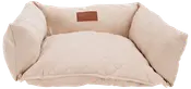 Beige, vadderad husdjursbädd med tre upphöjda sidor och mjuk, quiltad botten. Har en brun läderlapp på ryggstödet. Passar små till medelstora husdjur.