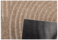 Närbild av beige matta med böjda linjer och svart halkfri gummibaksida för säker placering på golv.