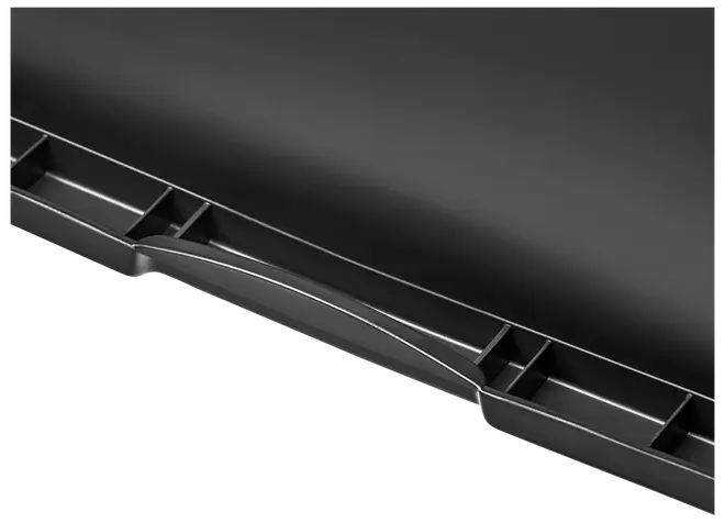 Nærbillede af sort plast sneskovlblad med forstærket ribbet design og buet kant. Robust konstruktion til effektiv snerydning og tung brug.