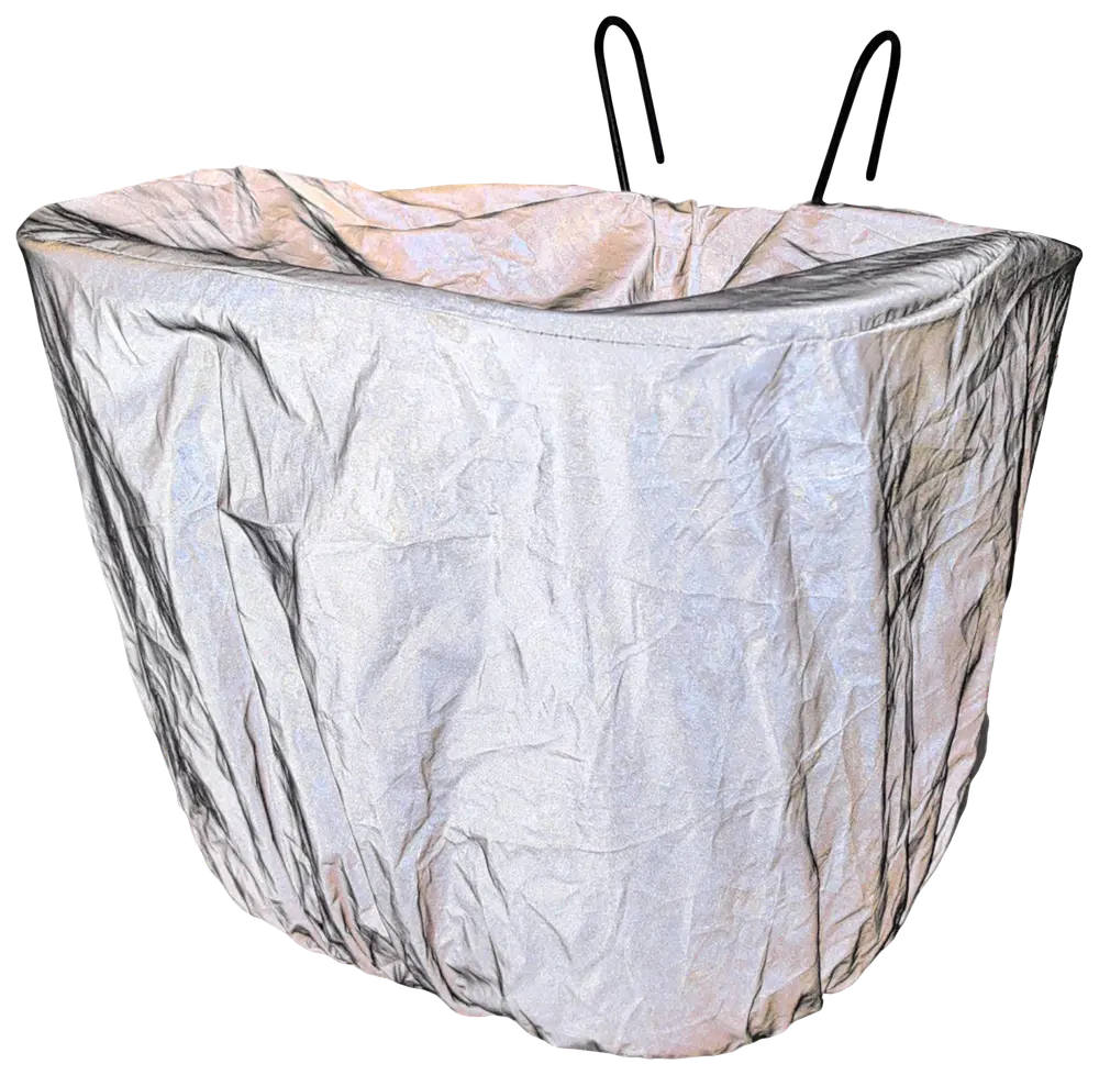 Stor, sølvfarvet, vandtæt cykelkurvsovertræk med elastiske kanter og to sorte fastgørelseskroge. Beskytter kurvens indhold mod regn og støv. Let, holdbar og nem at montere.