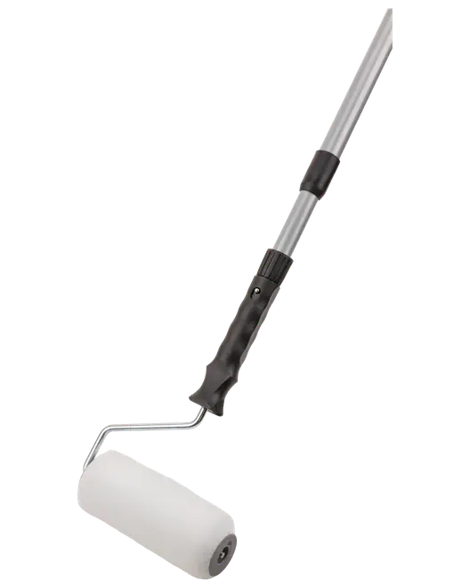 Målarroller med vitt skumhuvud, svart ergonomiskt handtag och teleskopiskt silverfärgat metallhandtag. Perfekt för målning av väggar och tak.