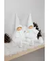 Två vita julälvsfigurer med spetsiga hattar, halsdukar och glittriga detaljer sitter bland konstsnö och kottar. Perfekt för juldekoration på hyllor eller spiselkrans.