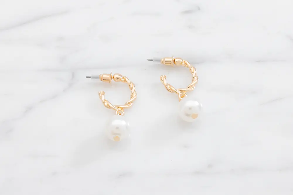 Örhängen twisted hoop med pärla - guld