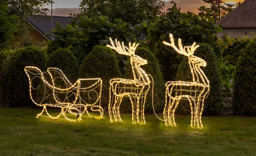Utomhus juldekoration med två renar och en släde, tillverkad av trådram med varmvita LED-lampor, perfekt för trädgård eller gård.