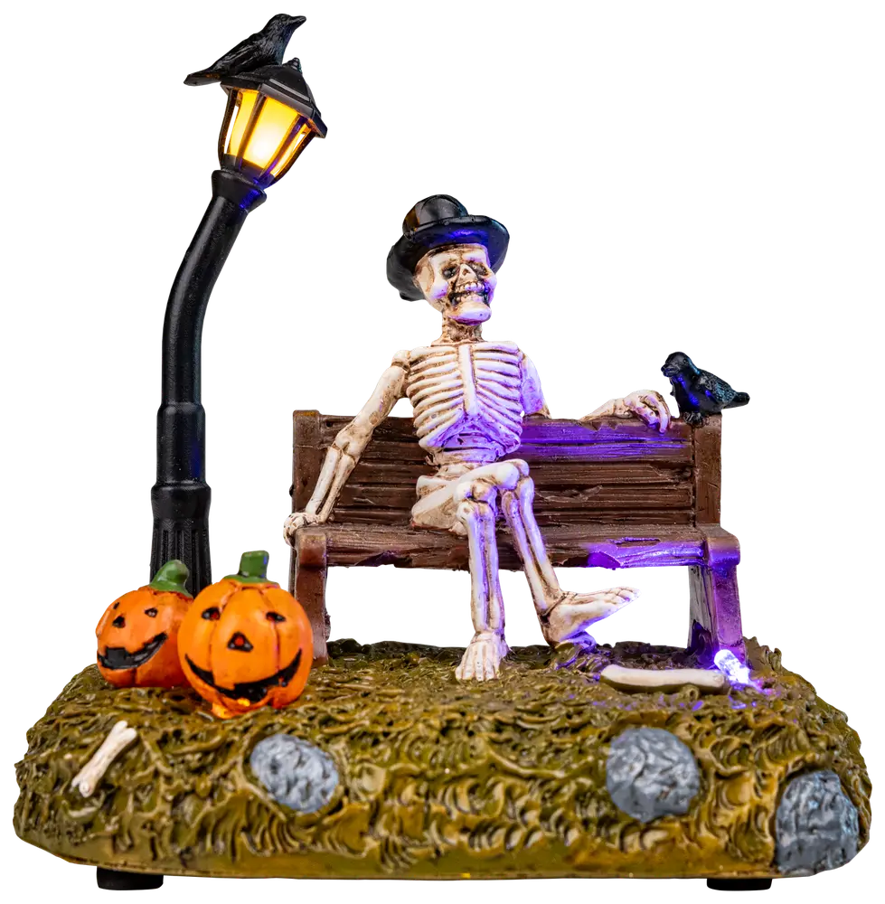 Halloween skelett på bänk