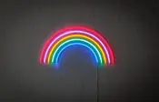 Neonskylt regnbåge H. 32 x B. 63 cm