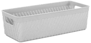 Rektangulär vit plastkorg med flätad struktur, öppen ovansida och inbyggda handtag på sidorna. Perfekt för förvaring av småsaker i hemmet eller på kontoret.