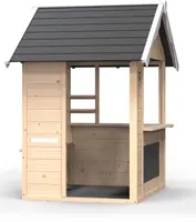 Trælegehus med naturfinish, sort skråt tag, åbne vinduer, serveringsdisk og tavlepanel. Velegnet til børns udendørs leg, stimulerer fantasi og socialt samvær.