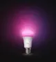 Smart LED-pære med E27-fatning, udsender justerbart farvet lys (vist i pink), hvidt hus, velegnet til smart home-belysning, energieffektiv, app-styret.