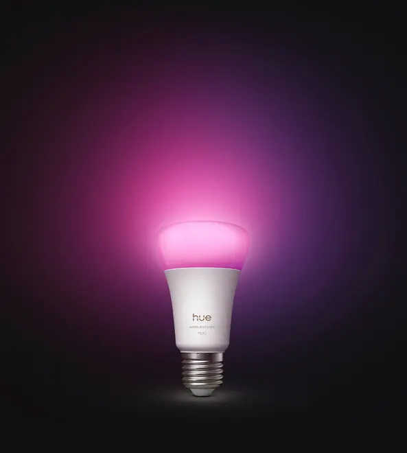 Smart LED-pære med E27-fatning, udsender justerbart farvet lys (vist i pink), hvidt hus, velegnet til smart home-belysning, energieffektiv, app-styret.