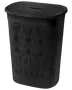Sort oval vasketøjskurv med strukturerede sider og låg med slidsåbning.
