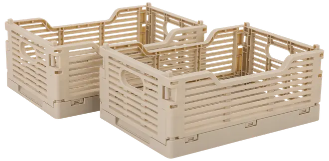 Sæt med to beige plast opbevaringskasser med lamelsider, håndtag og stabelbart design. Perfekt til organisering, lette og sammenklappelige for nem opbevaring.