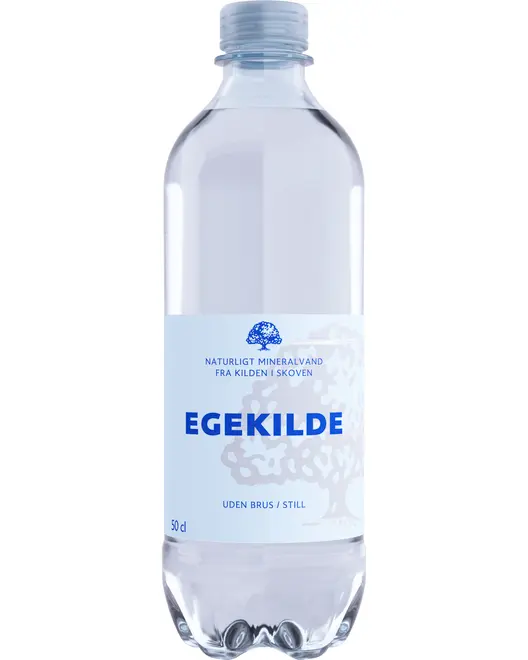 Klar plastflaske med Egekilde naturligt mineralvand, 50 cl, uden brus, blå og hvid etikette med træmotiv og blå tekst.