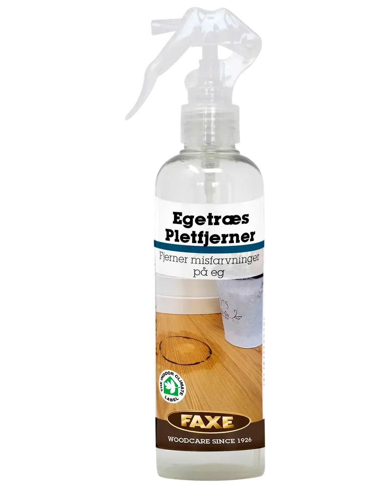 Klar sprayflaske med FAXE Egetræ Pletfjerner, fjerner misfarvninger på egetræ. Udstyret med sprayhoved og etiket med illustration af anvendelse på træbord.