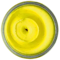 Toppvy av en glasburk fylld med ljusgul, krämig body butter eller lotion, slät vispad konsistens och lätt virvelmönster på ytan.