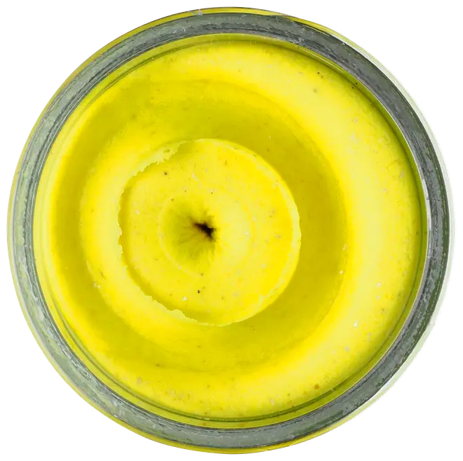 Topbillede af et glas fyldt med lys gul, cremet body butter eller lotion med en glat, pisket tekstur og let hvirvelmønster på overfladen.