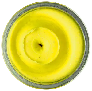 Toppvy av en glasburk fylld med ljusgul, krämig body butter eller lotion, slät vispad konsistens och lätt virvelmönster på ytan.